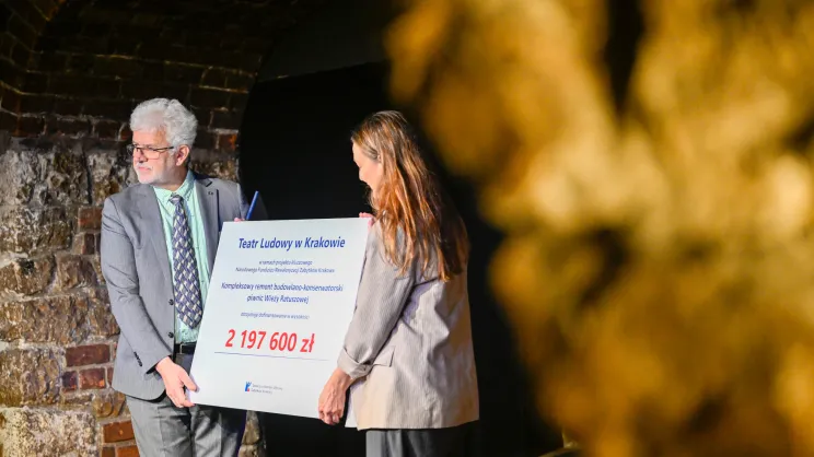 Przekazanie promesy na remont piwnic i teatru w podziemiach Wieży Ratuszowej