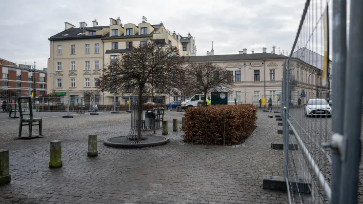 Nowe zieleńce na Placu Bohaterow Getta