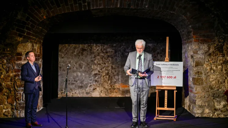 Przekazanie promesy na remont piwnic i teatru w podziemiach wieży ratuszowej