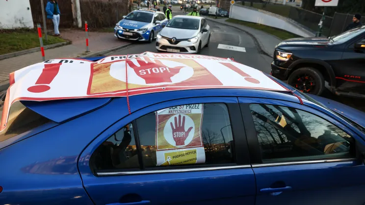 Protest przeciwko budowie S7 przed GDDKiA