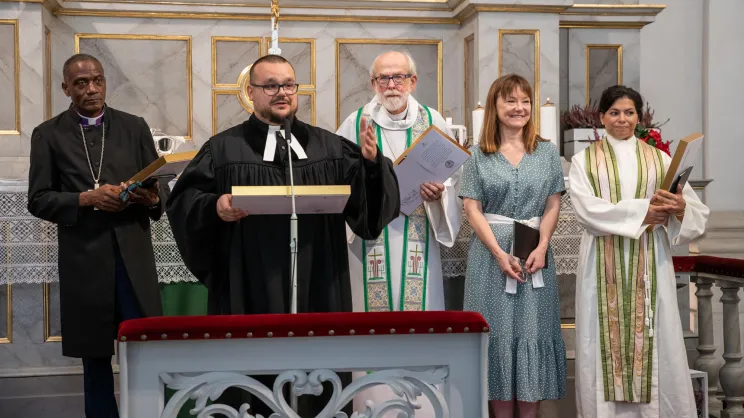 Ks. Łukasz Ostruszka przy mikrofonie