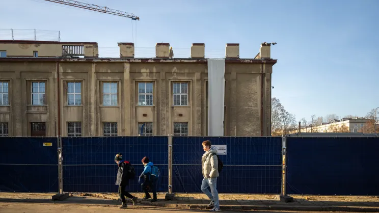 Wycięte drzewa przy Muzeum Nowej Huty