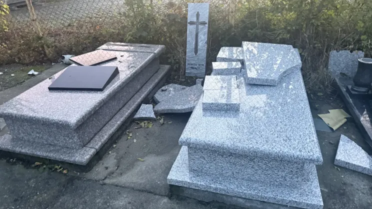Zniszczone nagrobki