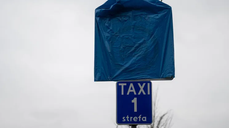 Zasłonięty znak strefy czystego transportu