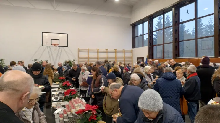 Obiad po mszy dziękczynnej w hali sportowej Wyższego Seminarium Duchownego w Łodzi