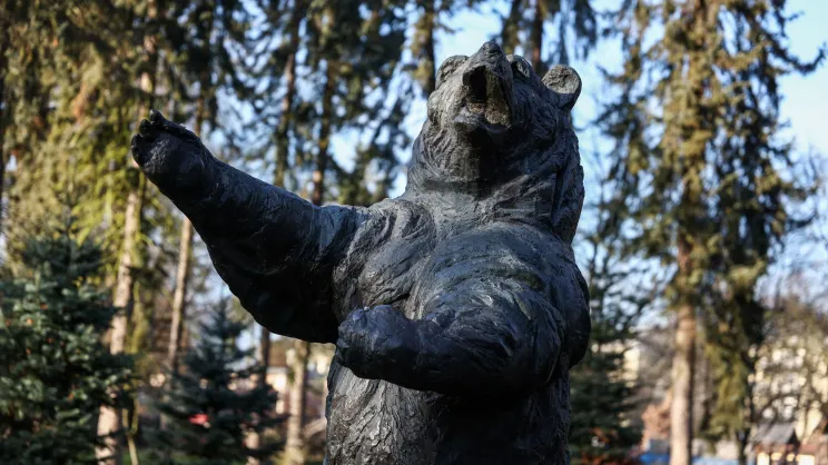 Pomnik niedźwiedzia Wojtka w parku Jordana