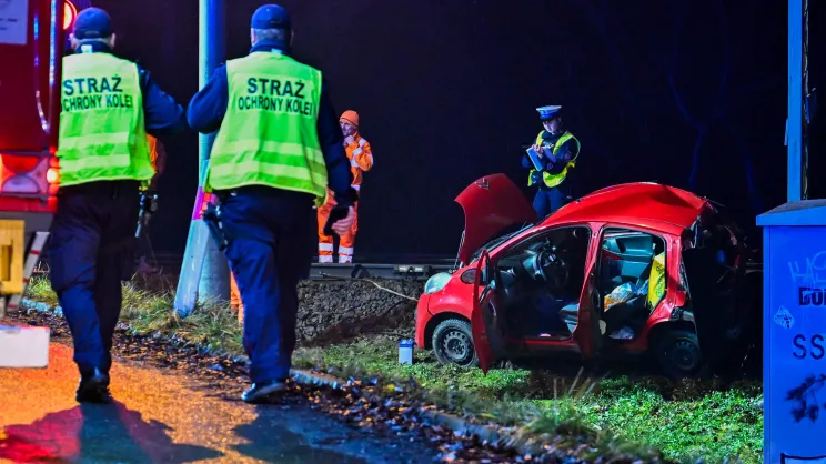 Zderzenie pociągu z samochodem osobowym na przejeżdzie kolejowym na ul.Zygmunta Starego