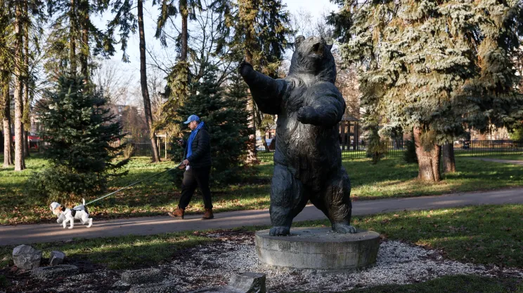 Pomnik niedźwiedzia Wojtka w parku Jordana