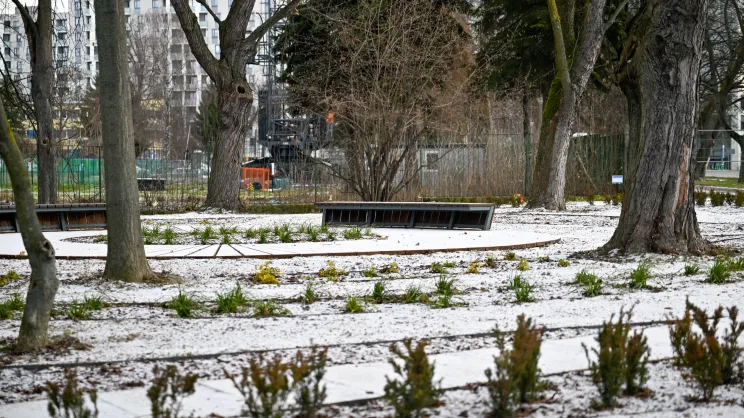 Skwer u zbiegu ul. F. Nullo i al. Pokoju