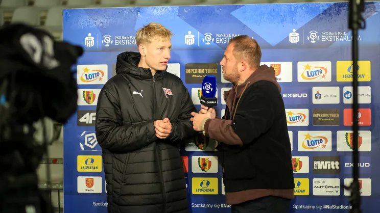 Mecz Korona Kielce - Cracovia. Po lewej Oskar Wójcik