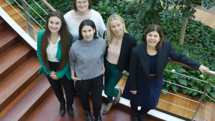 Na zdjęciu stoją od lewej: mgr Aleksandra Krajcer, dr n med. Ewelina Grzywna (z tyłu), dr Alicja Hinz (z przodu), dr hab. Joanna Lewandowska-Łańcucka, prof. UJ, dr hab. Monika Bzowska, prof. UJ. 