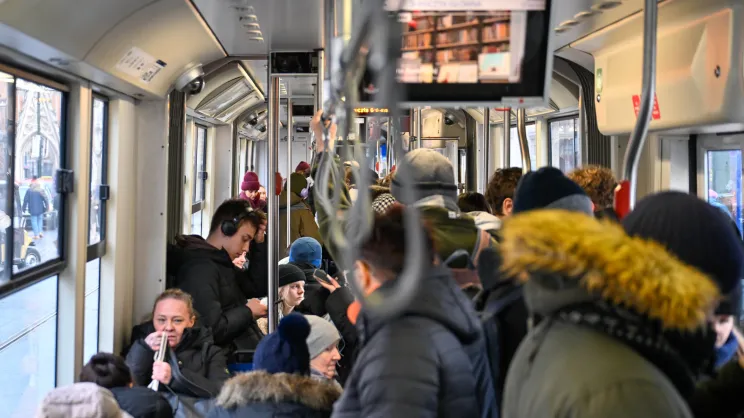 Pasażerowie w tramwaju