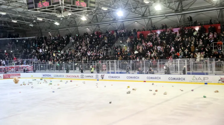 Teddy Bear Toss podczas meczu Comarch Cracovii