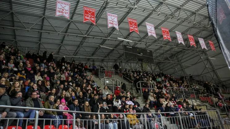 Teddy Bear Toss podczas meczu Comarch Cracovii