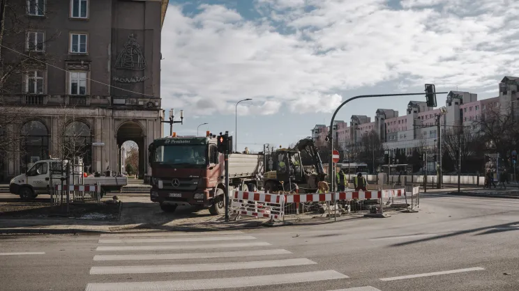 Usuwanie skutków awarii sieci wodociągowej na Placu Centralnym.