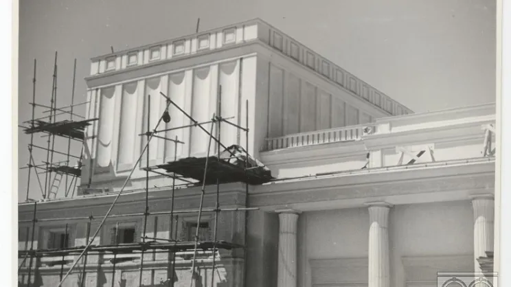 Fragment bocznej fasady i pylonu nadscenia pCzęść rusztowań została już zdjęta. Teatr Ludowy, os. Teatralne 34
