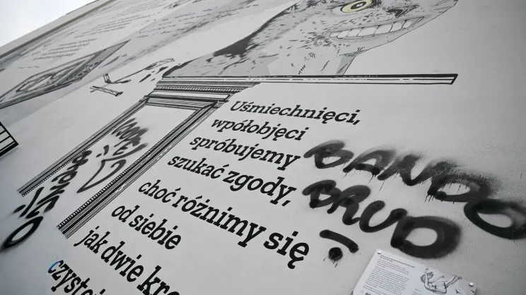 Zniszczony mural w parku Szymborskiej