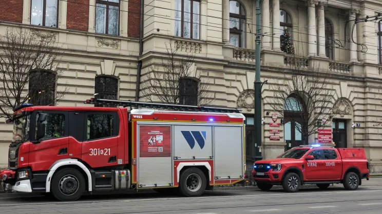 Służby przed urzędem wojewódzkim w Krakowie
