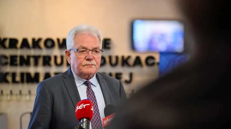 Stanisław Kracik podczas konferencji podsumowującej pierwsze dni działania SCT