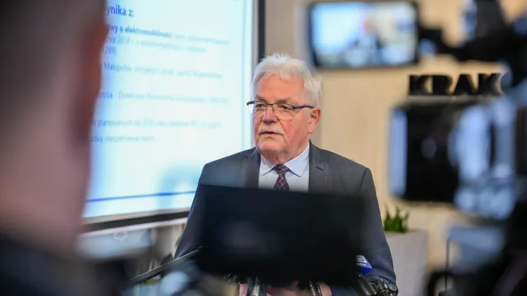 Stanisław Kracik podczas konferencji podsumowującej pierwsze dni działania SCT