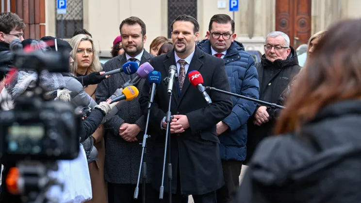 Konferencja PiS ws. referendum dotyczącego odwołania prezydenta Krakowa. W środku Michał Drewnicki