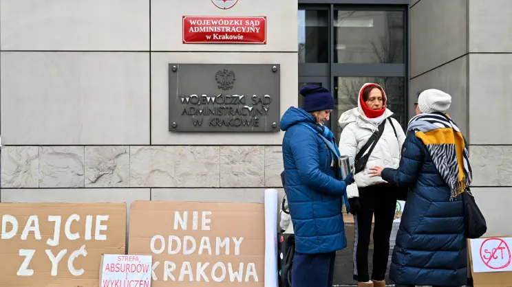 Protestujący przeciwko SCT przed WSA