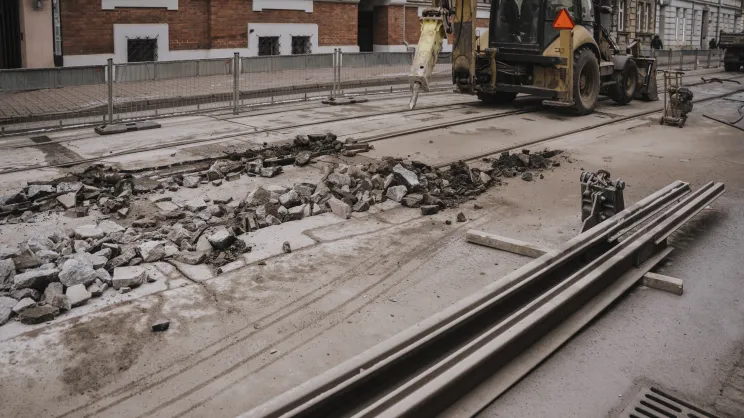 Prace remontowe na zamkniętej ulicy Starowiślnej w Krakowie, wstrzymany ruch tramwajowy i ograniczony ruch samochodowy.