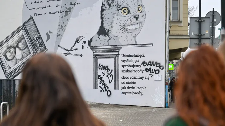 Zniszczony mural w parku Szymborskiej