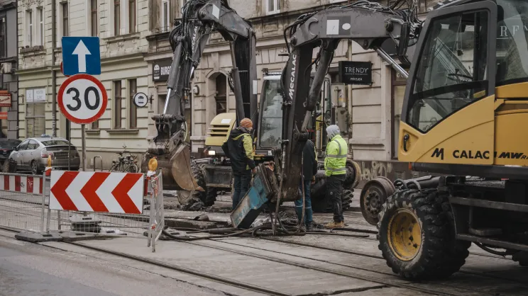 Prace remontowe na zamkniętej ulicy Starowiślnej w Krakowie, wstrzymany ruch tramwajowy i ograniczony ruch samochodowy.