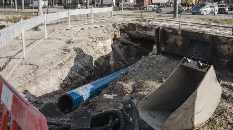 Usuwanie skutków awarii sieci wodociągowej na Placu Centralnym.
