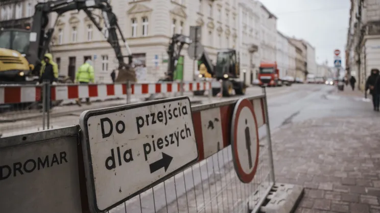 Prace remontowe na zamkniętej ulicy Starowiślnej w Krakowie, wstrzymany ruch tramwajowy i ograniczony ruch samochodowy.