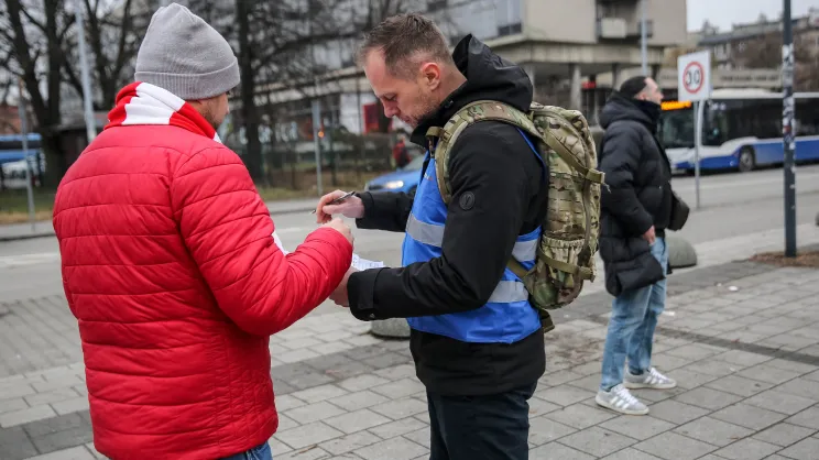 Zbiórka podpisów pod referendum pod stadionem Cracovii