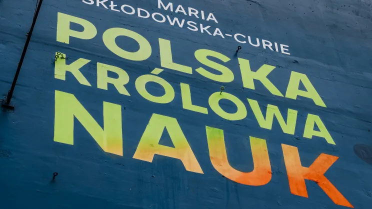 Fluorescencyjny mural przy ul. Grzegórzeckiej.