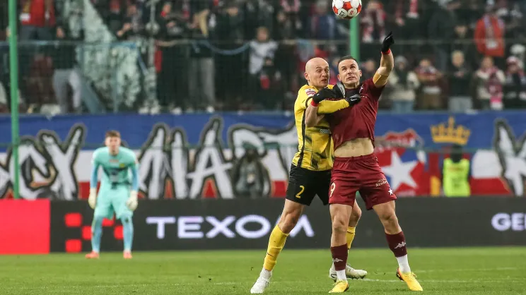 Michał Pazdan walczy z Angelem Rodado
