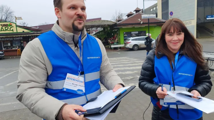 Od lewej: Michał Drewnicki oraz radna PiS Agnieszka Paderewska (zbieranie podpisów pod referendum pod Halą Targową)