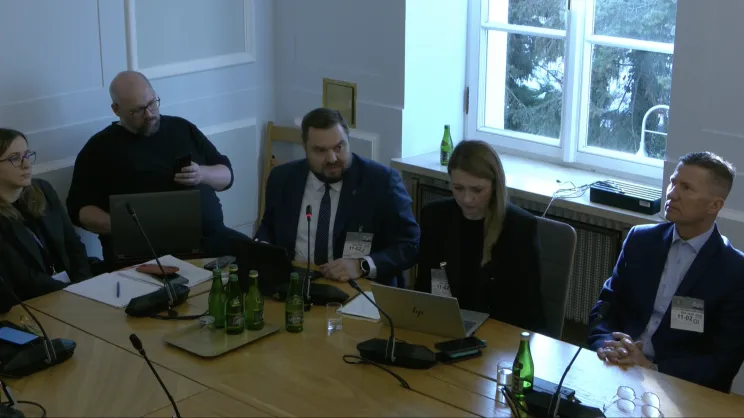 Wiceprezydent Łukasz Sęk w trakcie posiedzenia zespołu parlamentarnego