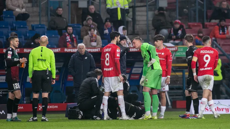 Mecz Wisła Kraków - GKS Tychy. Rywal opatrywany po faulu Szymona Kawały