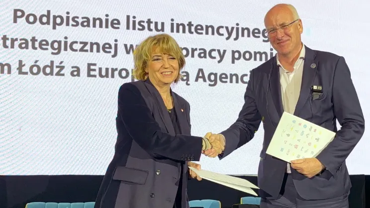 Podpisanie listu intencyjnego przez prezydent Łodzi Hannę Zdanowską z doktorem Nickiem Appleyardem z Europejskiej Agencji Kosmicznej