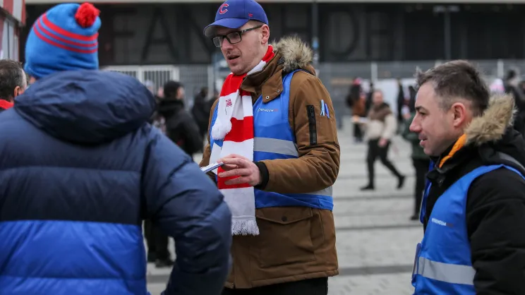 Zbiórka podpisów pod referendum pod stadionem Cracovii