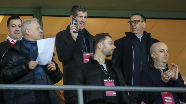 Z telefonem w ręku Robert Platek, właściciel Cracovii
