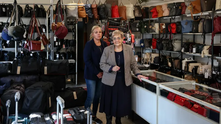 Pani Agnieszka z mamą Anną w swoim sklepie z torebkami