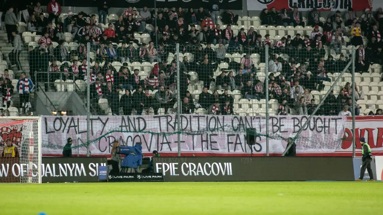 Transparent w j. angielskim wywieszony przez kibiców Cracovii