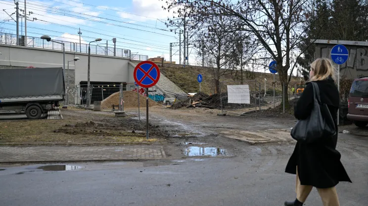 Zniszczony chodnik przy ul. Kącik