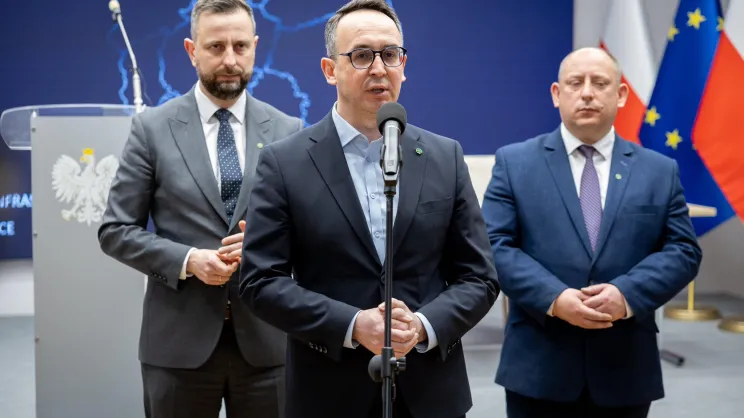Minister infrastruktury Dariusz Klimczak na pierwszym planie