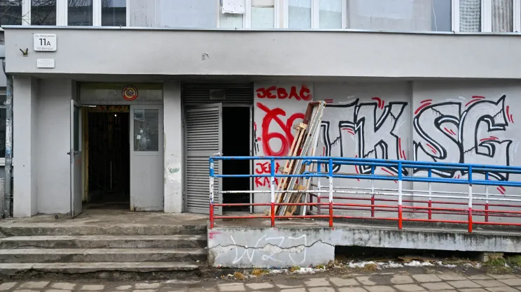 Zdewastowana klatka schodowa na jednym z osiedli komunalnych w Nowej Hucie