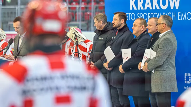 Konferencja na lodowisku Cracovii