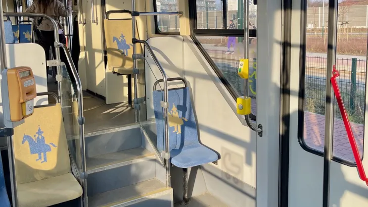 Automat biletowy w wysokopodłogowej części pojazdu