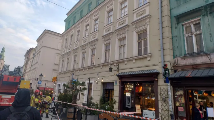 Fragment tynku spadł w piątek po południu z kamienicy przy ul. Grodzkiej 43