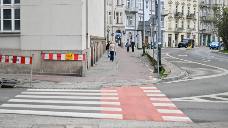 Przejścia i układ drogowy dookoła dawnego gmachu banku PKO na Wielopolu
