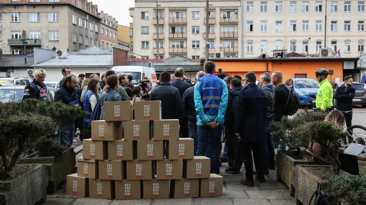 Składanie podpisów pod referendum
